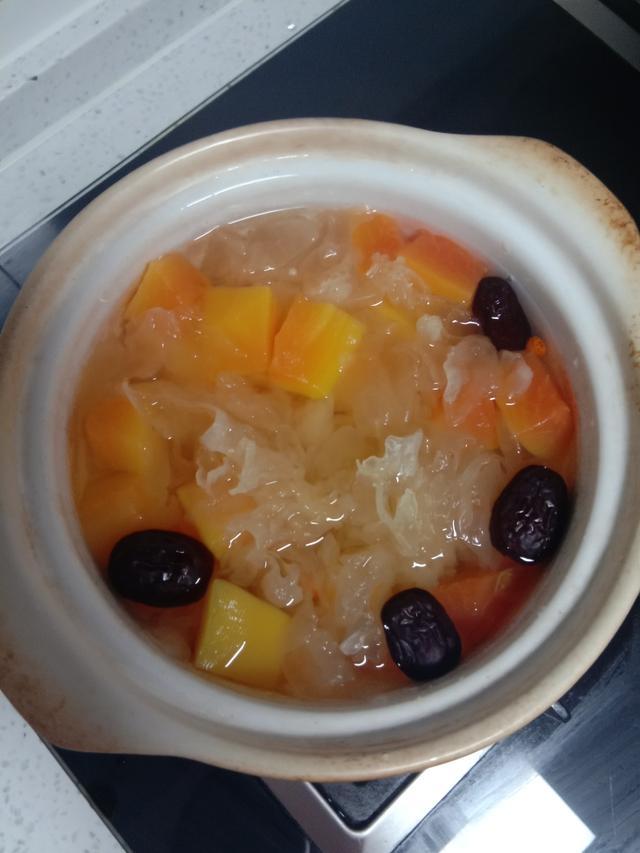 为什么银耳汤不能吃太多 b36e75ac1fb54d74b87fdf296219f61c.jpeg