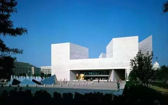 1978年,贝聿铭设计了美国最重要的公共文化建筑—国家美术馆东馆.