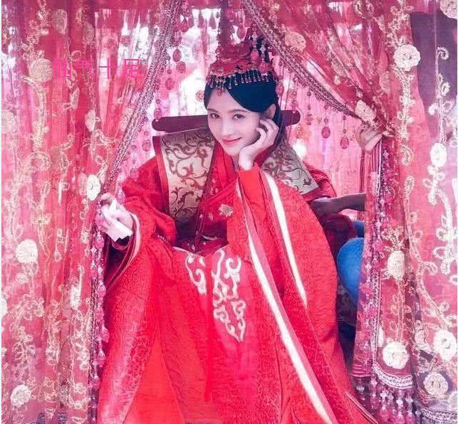 古装剧红色嫁衣造型躲过陈钰琪避开鞠婧祎却被热巴给迷住了