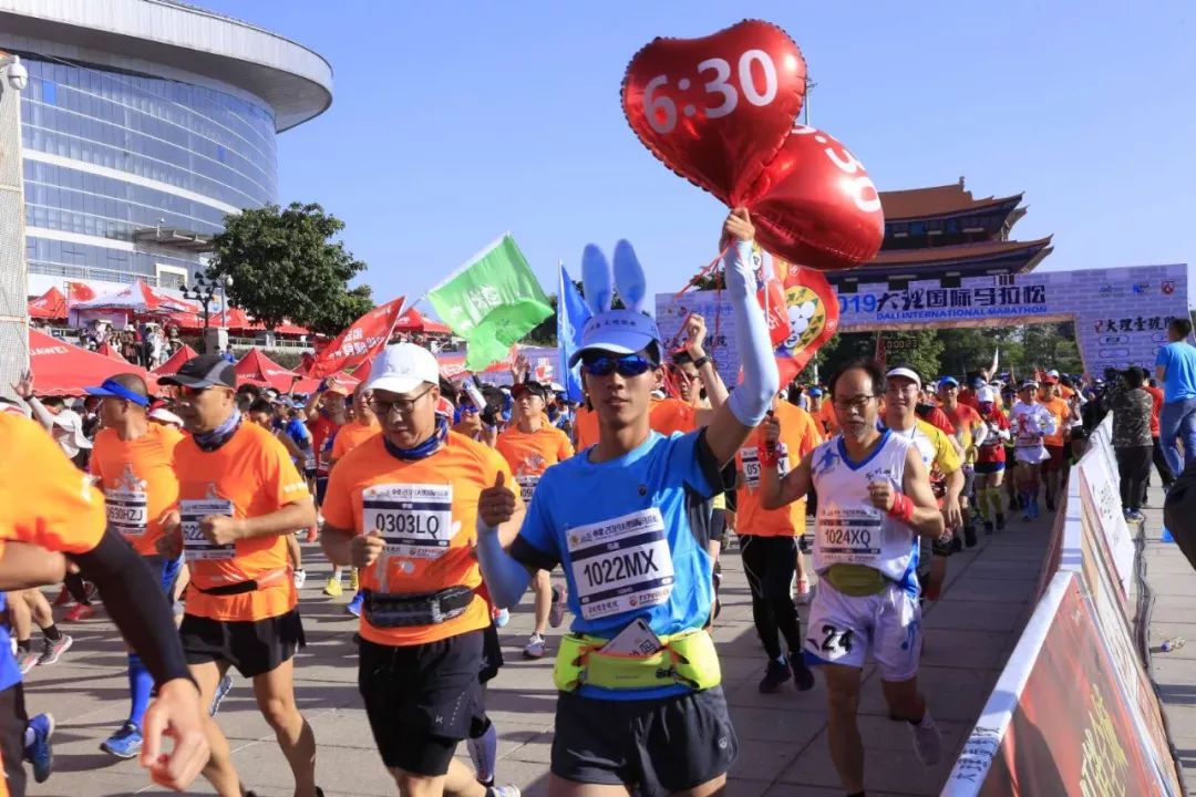 万人齐跑中梁2019大理国际马拉松盛况空前瞩目万千