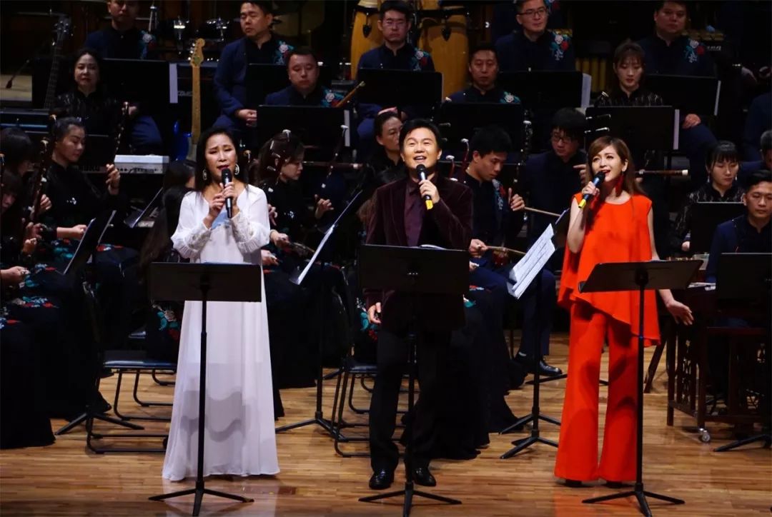 女歌手常安,著名男中音歌唱家吴哲铭三人所组成的"梦之旅"演唱组合