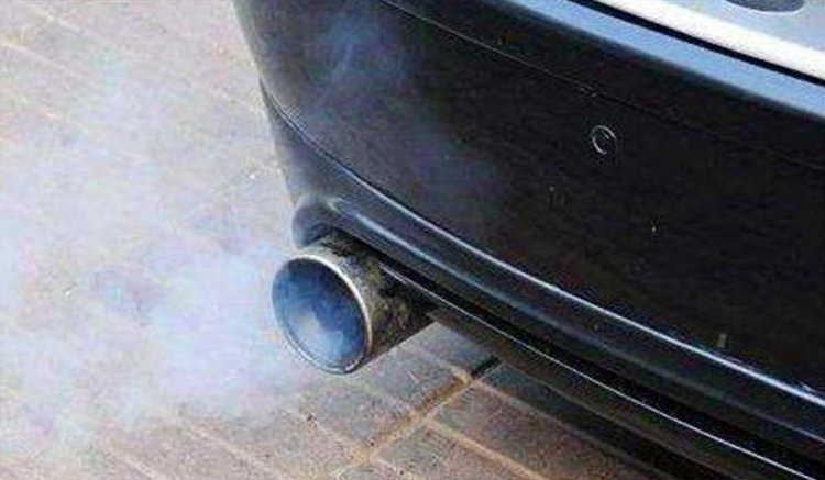 汽车排气管喷水,是车子出问题了?老司机:了解一下真有