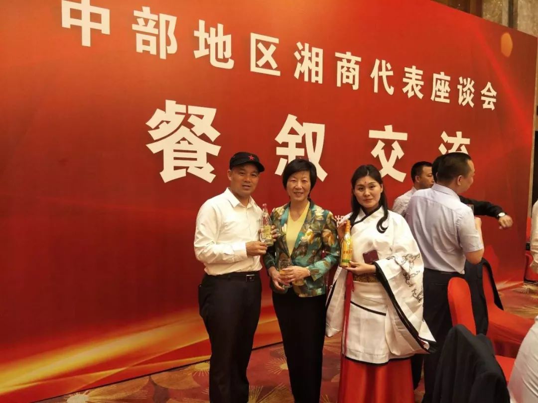 汤司令与江西省人社厅厅长刘三秋一起品鉴国宝李渡省长的"李渡让喝酒