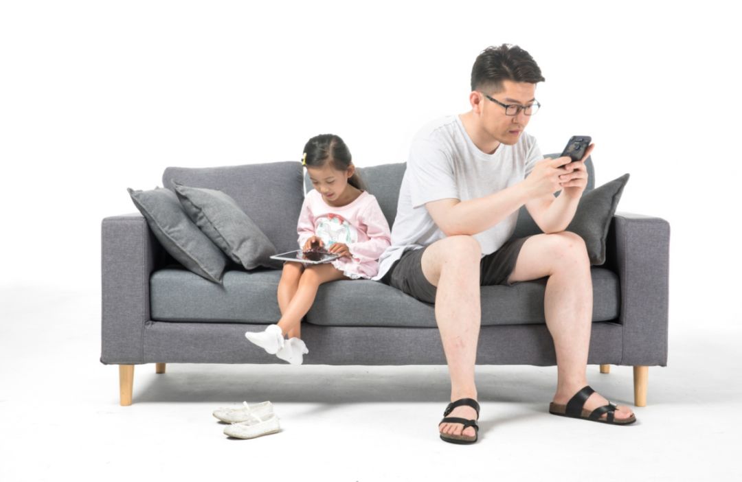 其实,陪伴孩子时玩手机是一种冷暴力,是对孩子感情上的冷漠.