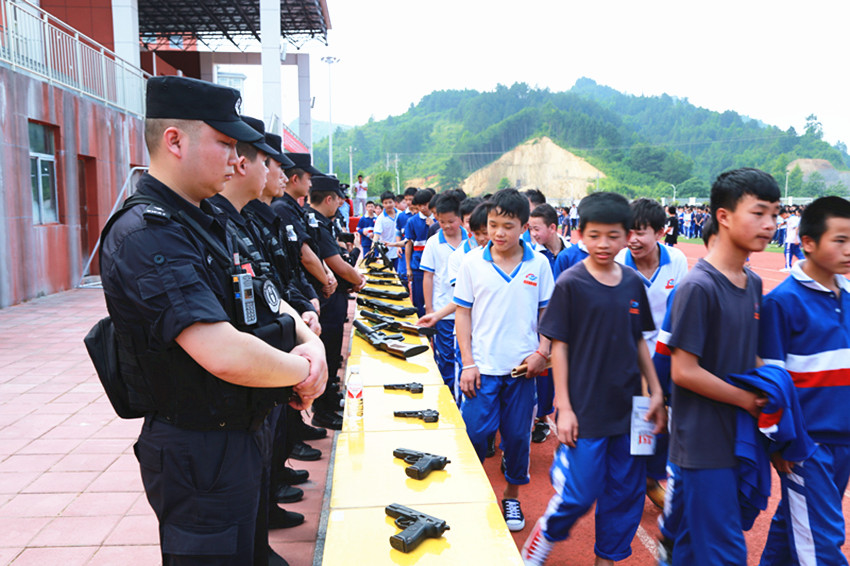 三都:扫黑除恶暨法制教育宣传活动进校园