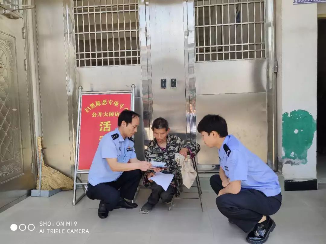 5月9日,汉川市公安局韩集派出所来了一名特殊的办证群众,民警蹲下与其