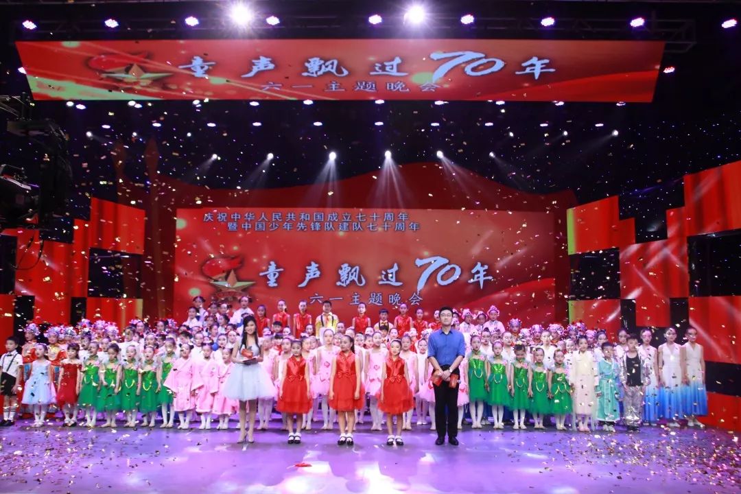 我和我的祖国儿童版舞台 eeec2697052a422884eeff2a88fcd234.jpeg