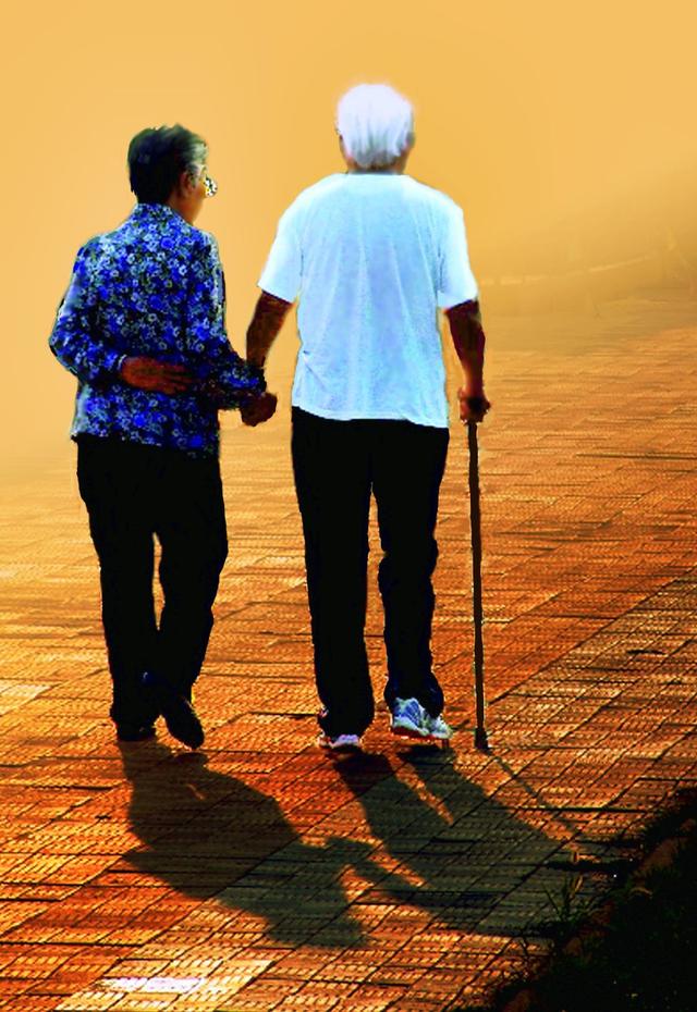 最美的爱情,不是街边热烈拥吻的情侣,而是夕阳下牵手散步的老人.