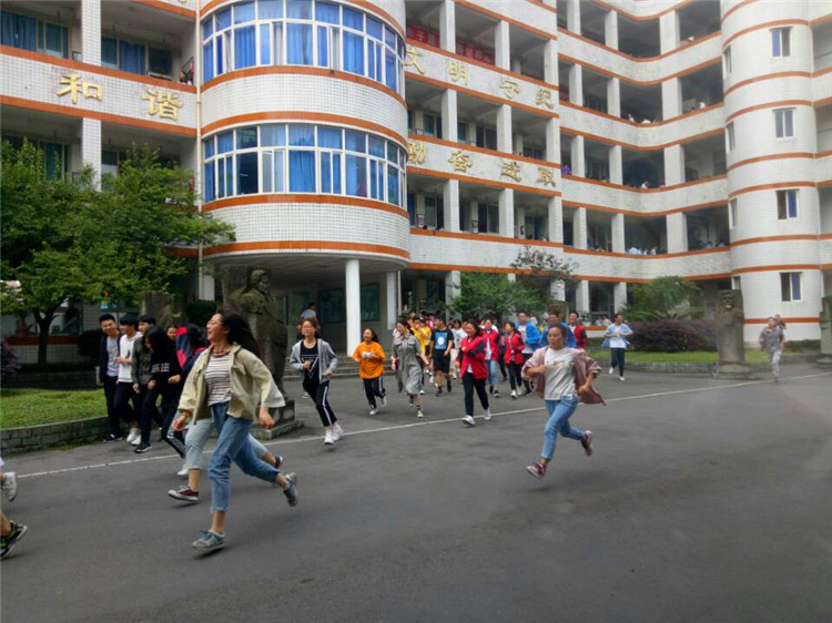 洪雅中学:开展疏散演练 保障师生平安