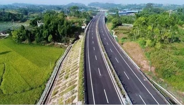 起于九永高速公路的永川绕城段,向东穿越云雾山后经江津吴滩附近,与