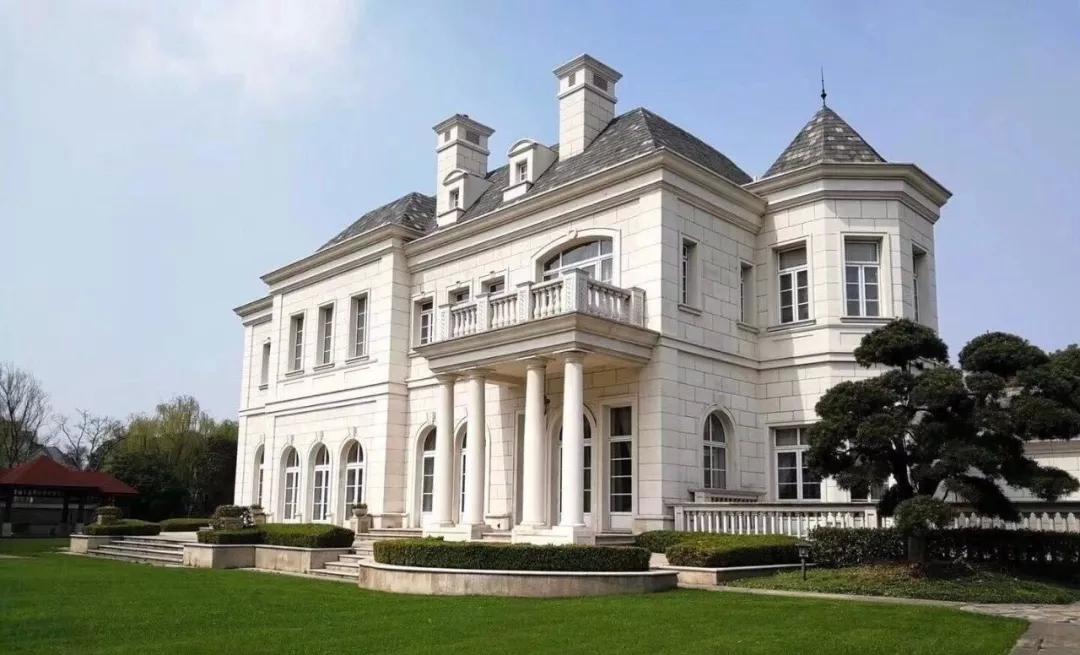 据说乔欣家的别墅位于上海的世贸佘山庄园,是《小时代》里纸醉金迷的