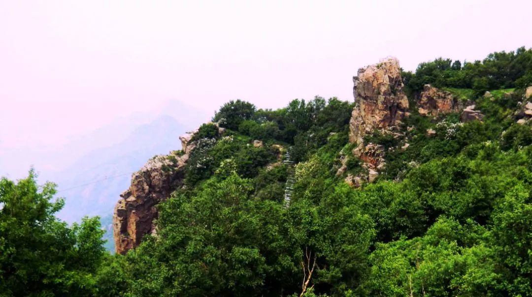 百花山,妙峰山 灵山是北京唯一的集高原,草原风光 为一体的自然风景区