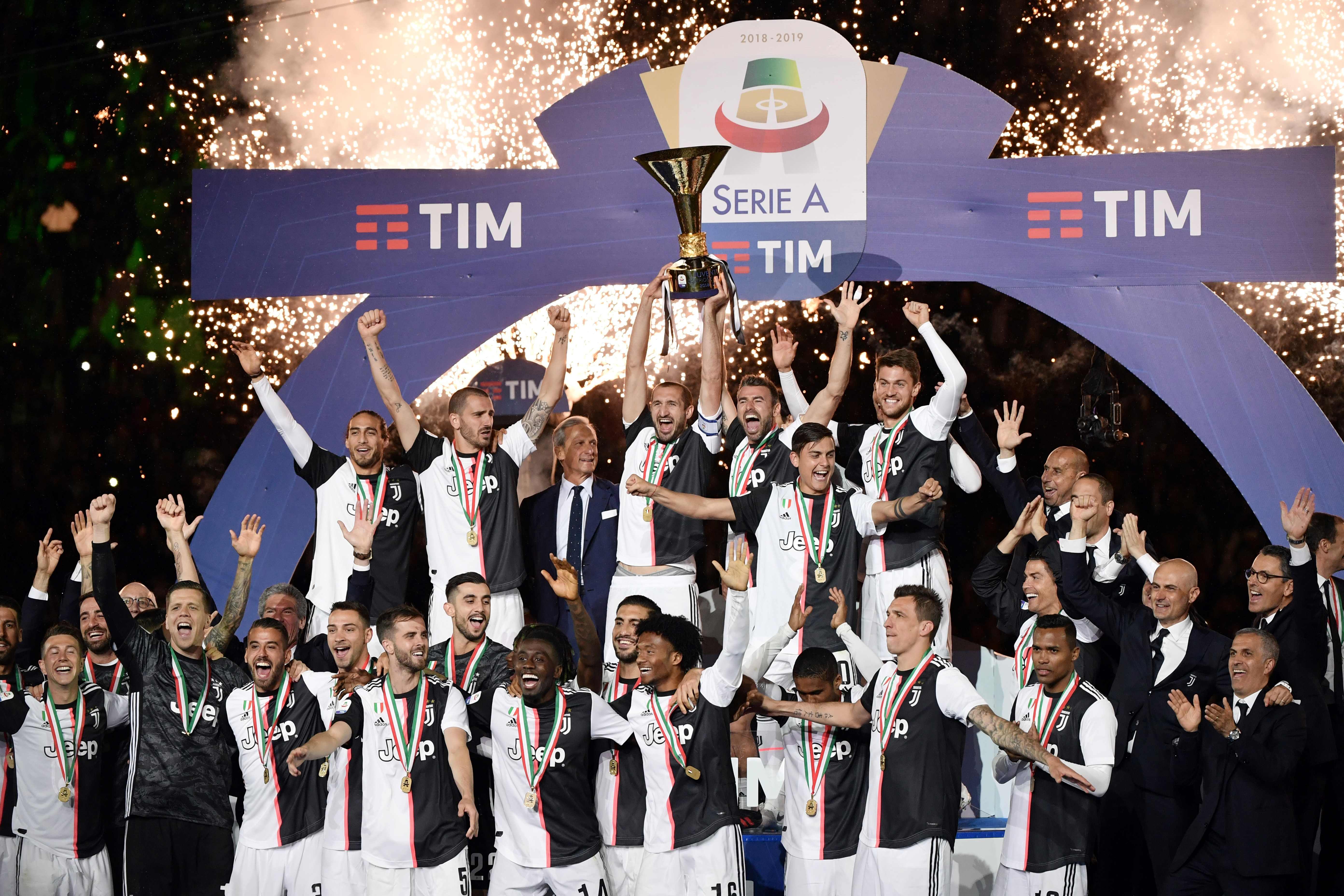 AC米兰 3-0 萨索洛， 获得 2021-22赛季意甲冠军，距上次夺冠已过11年。 ・ popular.pics ・ Viewer for ...