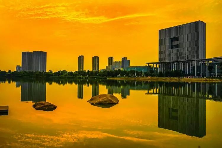 我是镇江人!当柳传志用镇江话推介镇江时,每