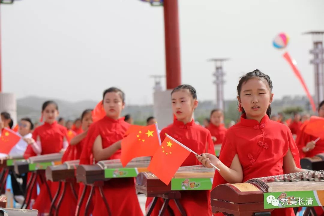 全场的热情被点燃,所有人挥舞着手中的五星红旗,表达着对祖国的祝福与