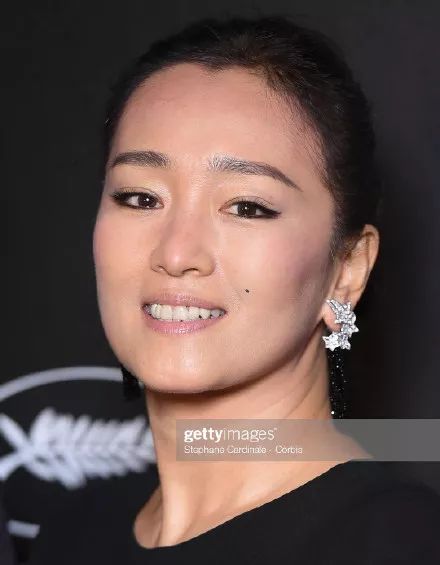 97年的关晓彤被65年的巩俐KO了