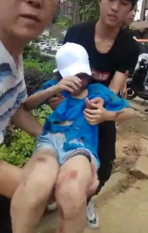 如果没有把车拦下,车轮底下的小女孩就危险了.