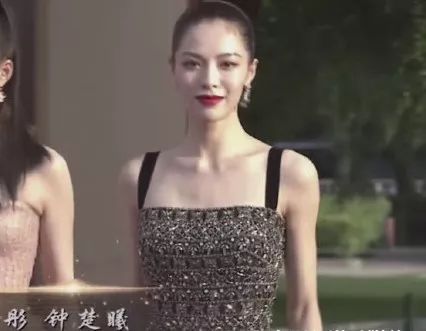 绝美天鹅颈,直角肩 !谁还敢说她是"女版萧敬腾"