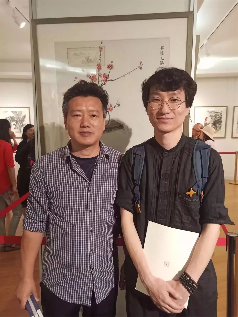 溧水区美协副主席,溧水民间文艺家协会主席李赣宾(左)参展艺术家丁贵