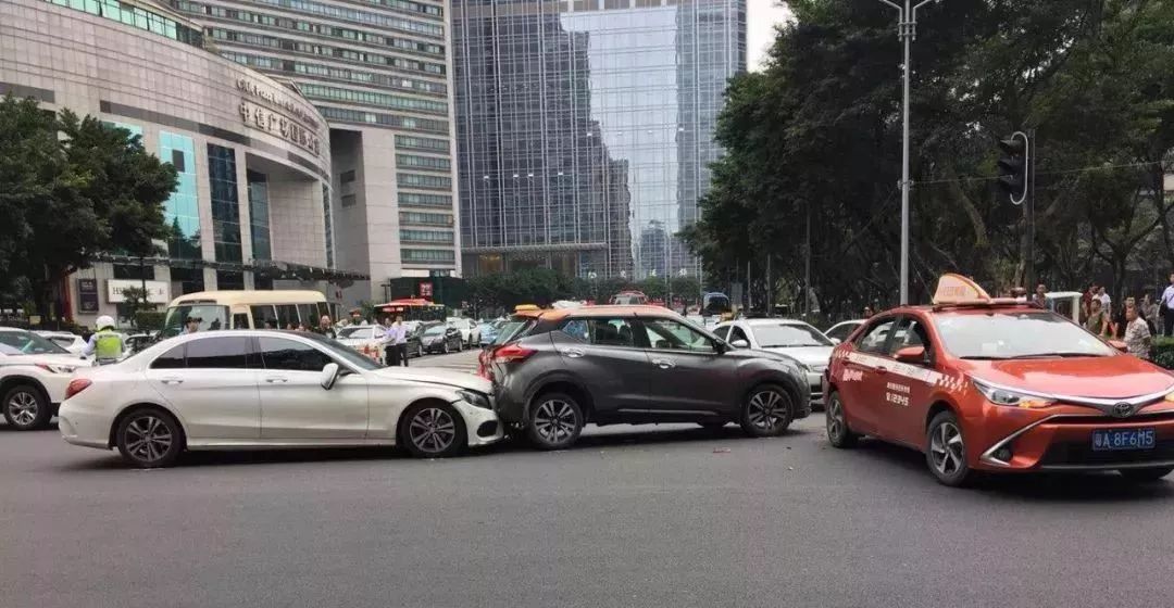 海航威斯汀酒店附近十字路口 发生了一起小轿车冲过斑马线交通事故