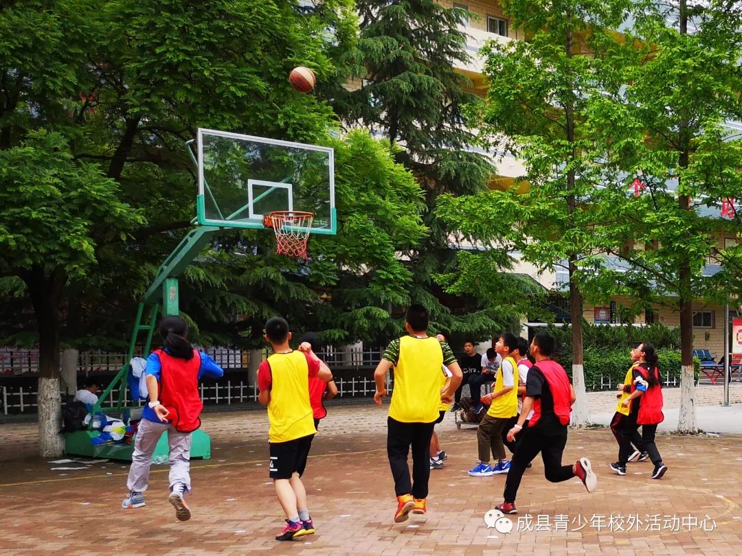 成县青少年活动中心篮球专业班携手成县一中篮球社团