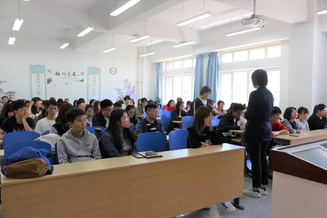 会议最后,学生会各部负责人总结上周工作情况,并对本星期进行规划.