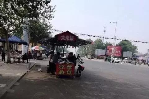 三,乱贴乱挂(环卫,执法)西平街清华园(正东)西平街清华园口南侧富强