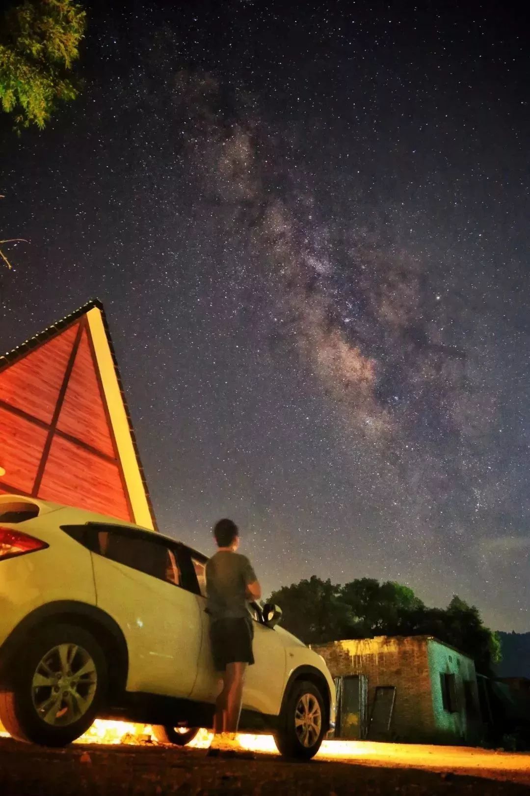 看日出日落,看月升看星空看银河,还有路边野花野果野桑葚,感受野趣。