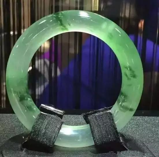 自己戴的翡翠手镯是a货?用胡椒粉一眼看穿b货手镯