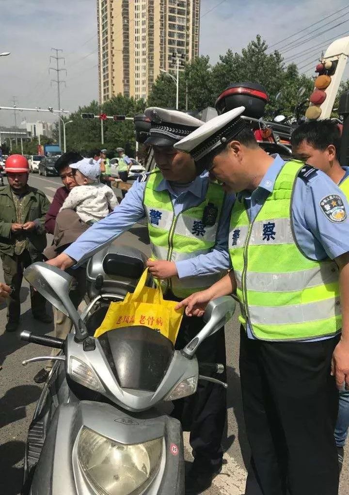 黄冈交警重拳出击 整治电动车 摩托车违法行为