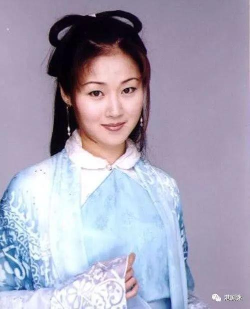 万绮雯因演马小玲出名大长腿十分迷人如今丝毫无老态依旧美丽