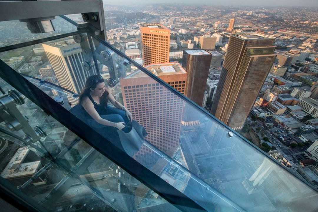 【组图】 世界上最恐怖的滑梯:通体透明,悬挂300米高空,网友:太刺激!