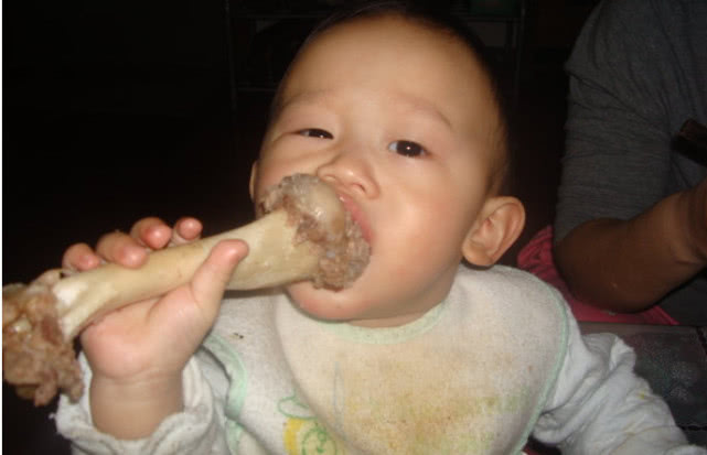                     宝宝调皮不吃饭，教你几招轻松解决！