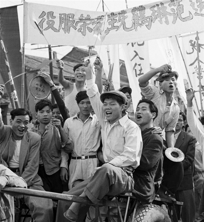 1950年台湾,征兵有难度,适龄青年在街上宣传造势