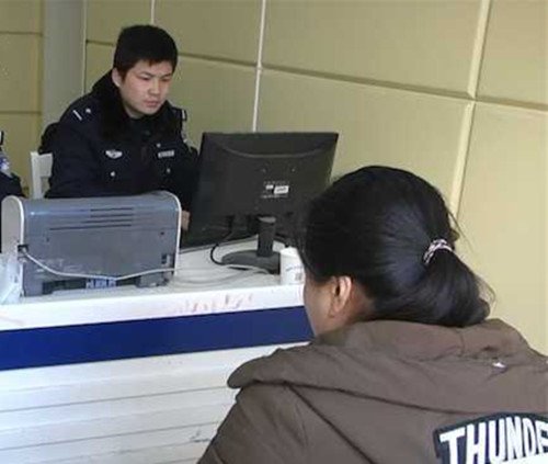                     9个月大男婴被遗弃在医院，只为给宝宝一条活路...