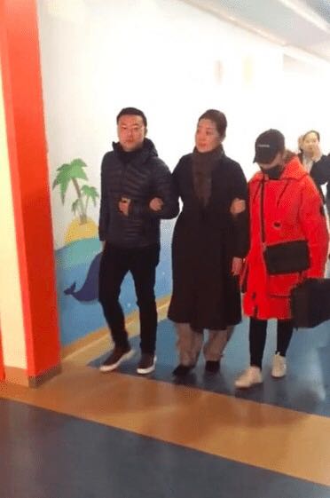 60岁倪萍挤地铁无人让座满脸憔悴，一旁助理全程搀扶怕她摔倒