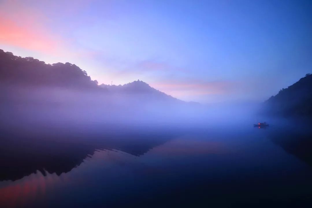 东江湖境内峰青峦秀,溪幽湖阔"万顷碧波照大千"的美丽湖色 更为