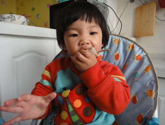                     劝告：3岁前，这4种食物不是疼孩子，是害孩子，还有家长给娃吃