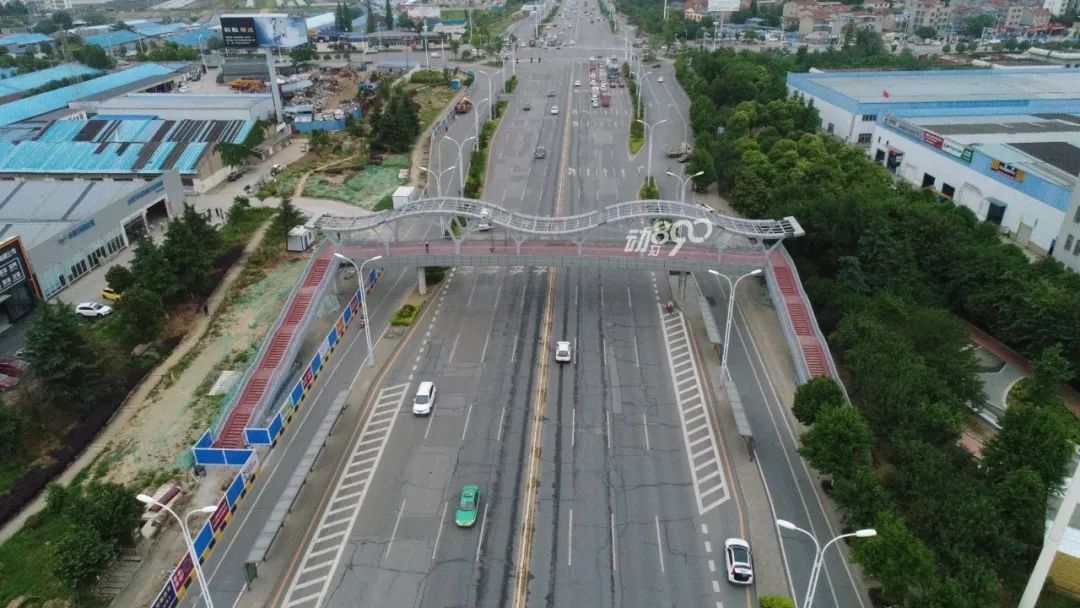 位于卧龙大道春园路与松鹤路中间,市四十五中门前,横跨卧龙大道. 横