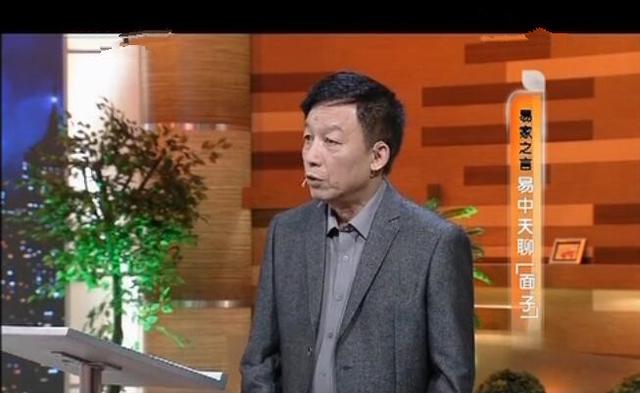 易中天红楼梦贾母冲王夫人发火发错了在场的人谁能破局