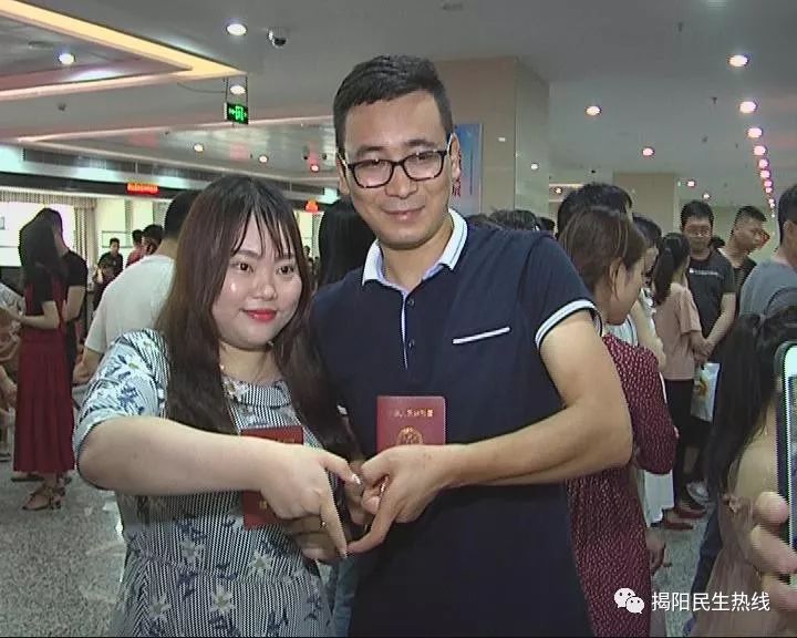 市区200对新人扎堆领证,甜蜜秀恩爱