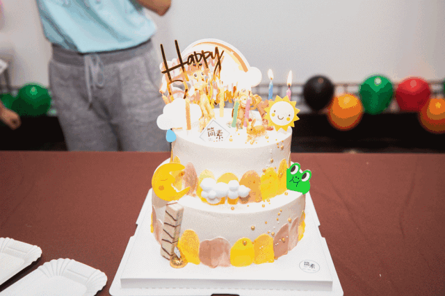 水果的甜, 还有祝福满满的生日歌~ 在大家的祝福中, 小和苗们吹熄蜡烛