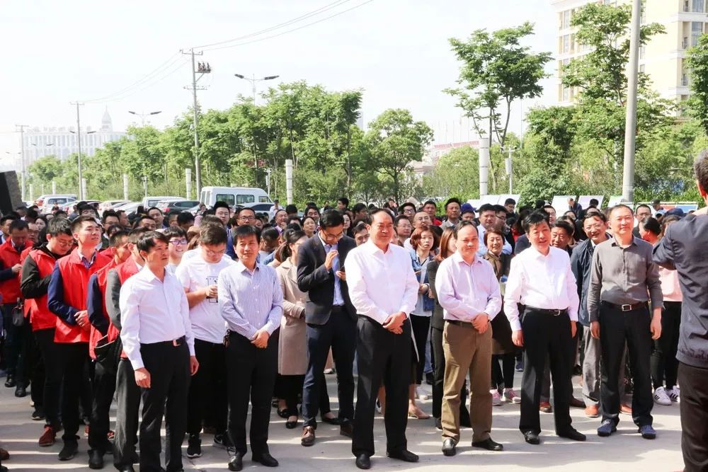 有:南通市科协党组织成员蒋建华先生,海安市委常委,副市长卢忠平先生