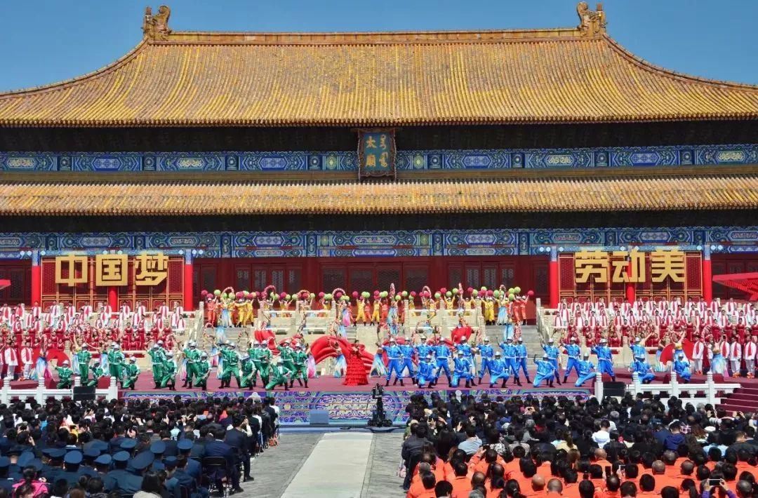 △陈思思老师在北京劳动人民文化宫演唱《劳动畅想曲》