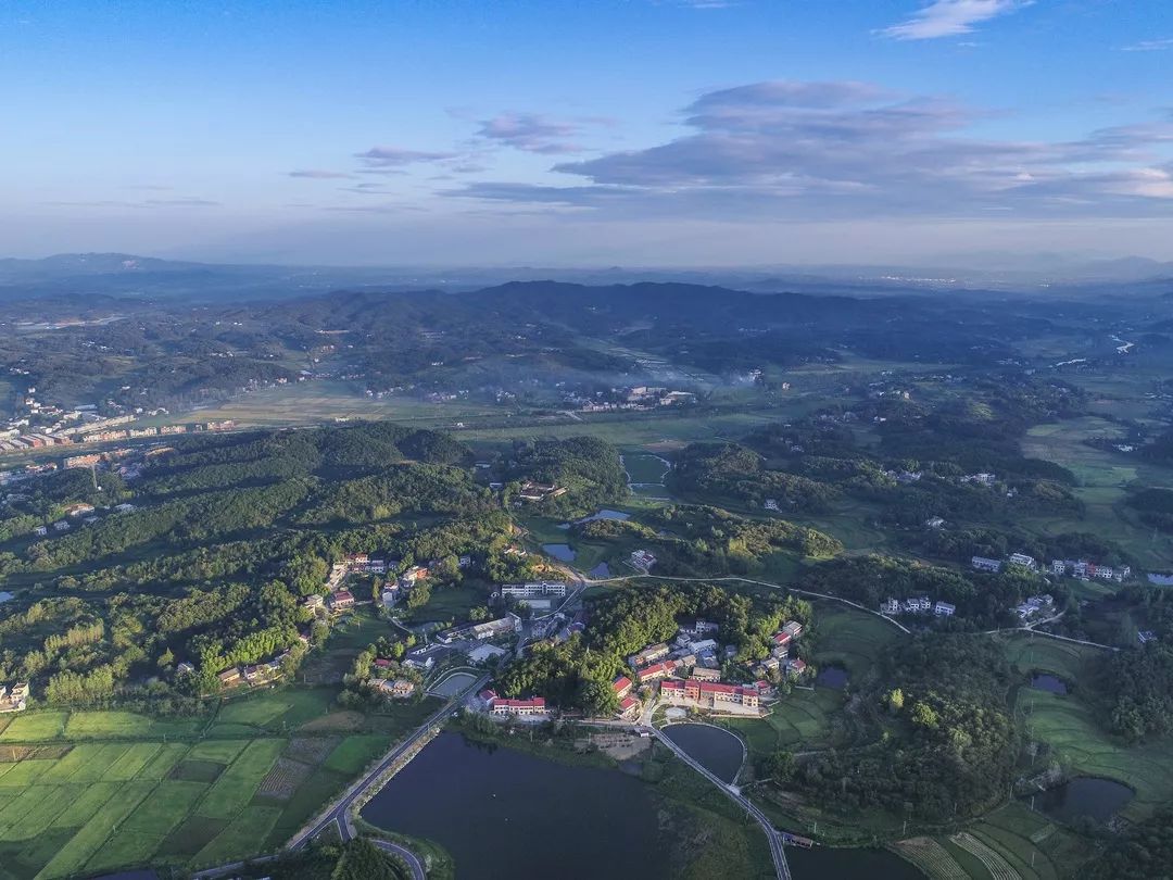 精心设计的赛道穿梭在屏风寨景区,常青山庄,石板岩药旅小镇,许山红竹