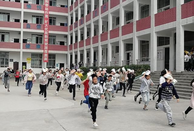 叙州区2019年地震应急疏散演练在泥溪镇初级中学校进行