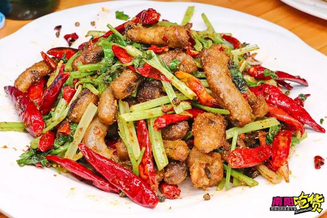 看上去很多辣椒,其实吃起来更多的是香辣,回味微麻,羊鞭既香又有嚼劲