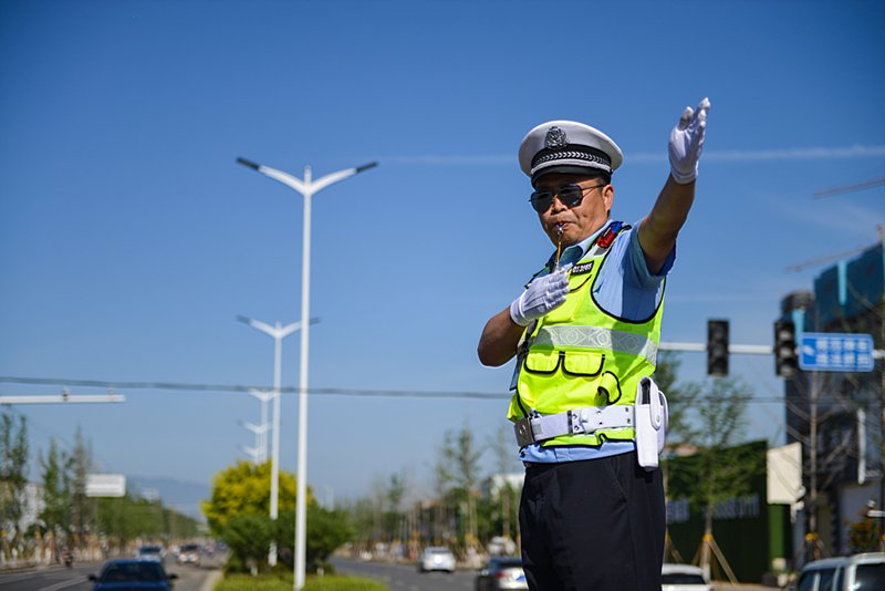 新密交警设置交通指挥示范岗夯实看家本领