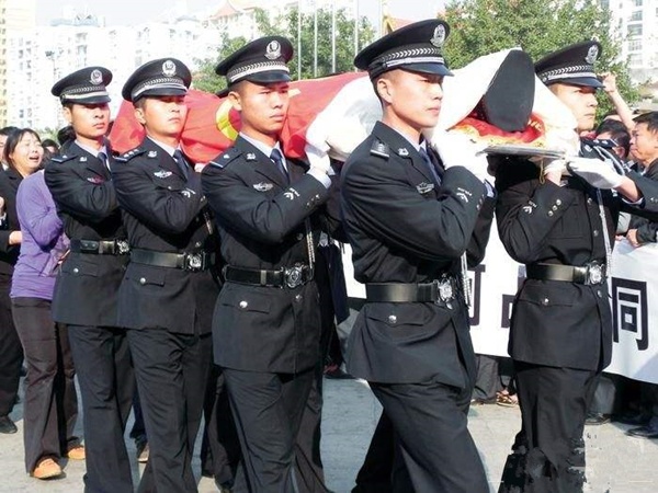 而一位化名李雄的缉毒警察在被毒枭抓住后,更是遭受了剥皮碎骨的酷刑