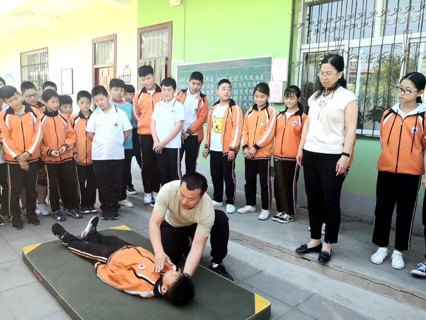 安全教育丨爆台寺小学开展防溺水安全急救演练